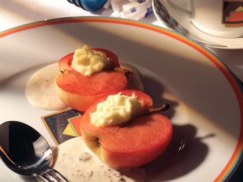 Gedünstete Rotwein-Äpfel mit Brie