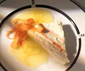 Ziegenfrischkäsetorte mit Möhren und Orangensauce