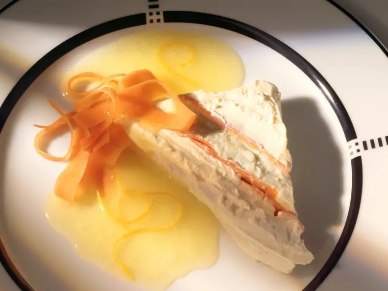 Ziegenfrischkäsetorte mit Möhren und Orangensauce