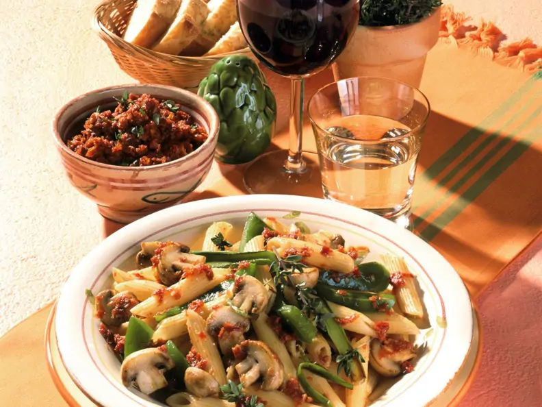 Penne mit Gemüse und Pesto rosso