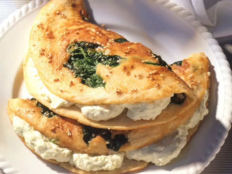Spinat-Sesam-Pfannkuchen mit Käsecreme