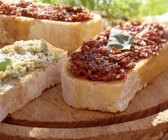 Bruschetta mit Knoblauch- und Paprika-Tomaten-Paste