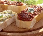 Bruschetta mit Knoblauch- und Paprika-Tomaten-Paste