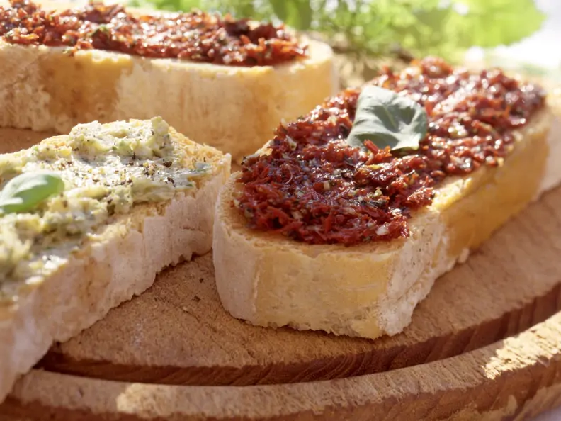 Bruschetta mit Knoblauch- und Paprika-Tomaten-Paste