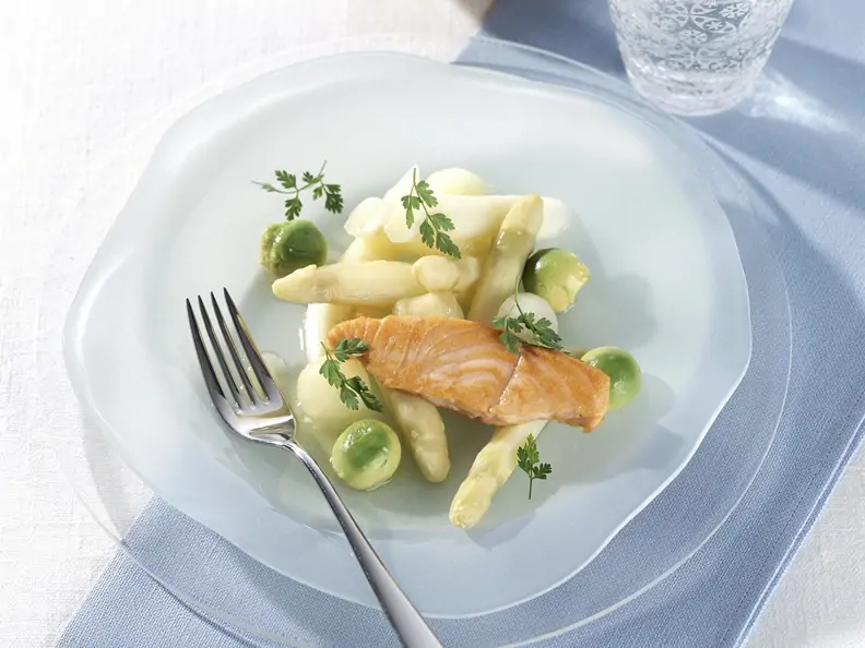 Spargelsalat mit gegrilltem Lachs