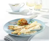 Gebratener Spargel mit Parmesan-Sabayon und kleinen Pfannküchlein