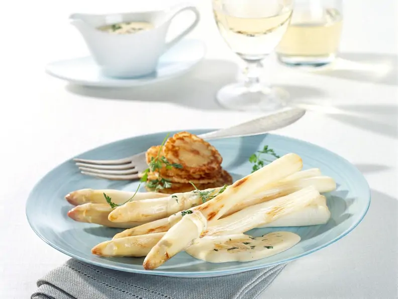 Gebratener Spargel mit Parmesan-Sabayon und kleinen Pfannküchlein