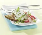 Sonnenblumenkernbrot mit Quark und Radieschensalat