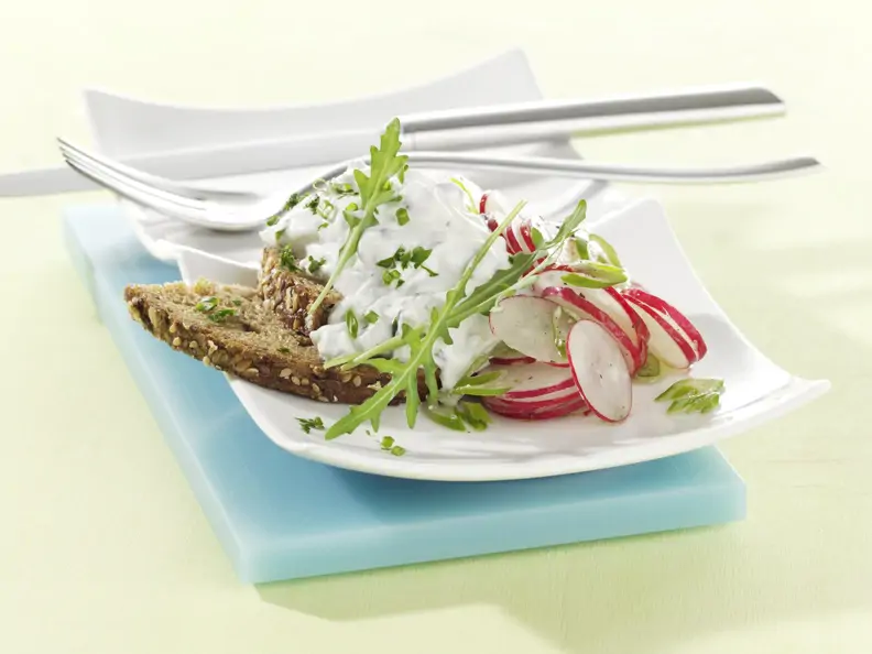 Sonnenblumenkernbrot mit Quark und Radieschensalat