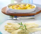 Weißer Spargel mit Zitronen-Sardellen-Sauce und Parmesankartoffeln