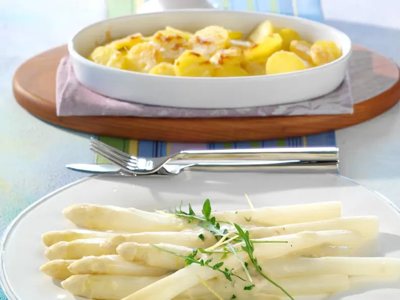 Weißer Spargel mit Zitronen-Sardellen-Sauce und Parmesankartoffeln