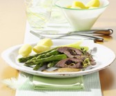 Gefüllter Lammrücken mit Backpflaumen und grünem Spargel