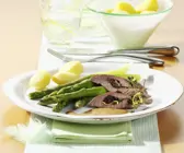 Gefüllter Lammrücken mit Backpflaumen und grünem Spargel
