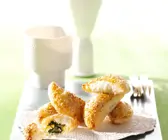 Blätterteig-Halbmonde mit Spinat-Feta-Füllung