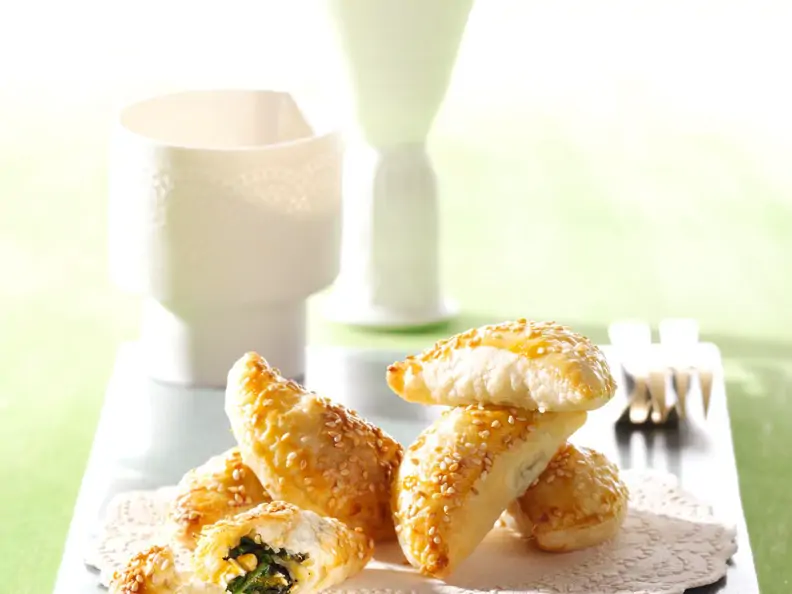 Blätterteig-Halbmonde mit Spinat-Feta-Füllung