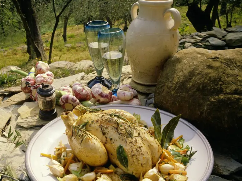 Geschmortes Kräuter-Hähnchen mit Schalotten und Knoblauch