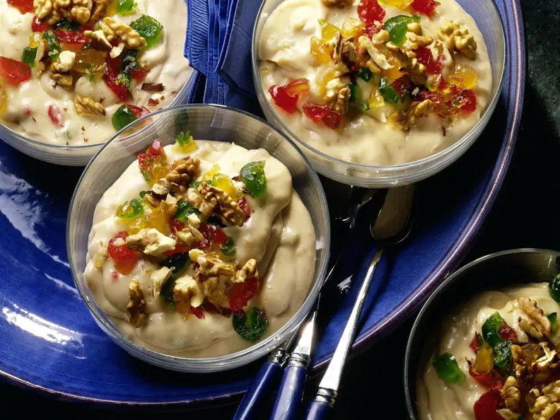 Karamell-Mascarpone-Creme mit kandierten Früchten und Walnüssen