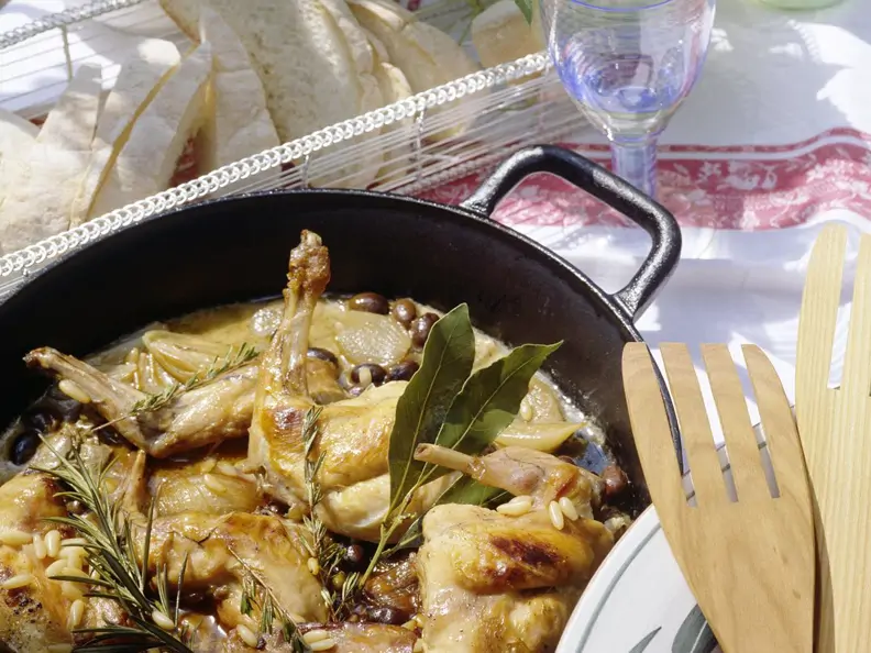 Kräuter-Kaninchen mit Pinienkernen und Oliven