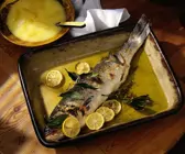 Wolfsbarsch mit Zitrone aus dem Ofen