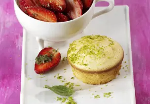 Zitronen-Biskuittörtchen mit Minz-Erdbeeren
