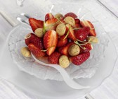 Erdbeersalat mit Amarettini und Limettensirup