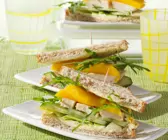Sandwich mit Hähnchen und Mango