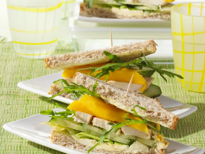 Sandwich mit Hähnchen und Mango
