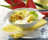 Cornflakes mit Bananen-Zimt-Milch und Ananas