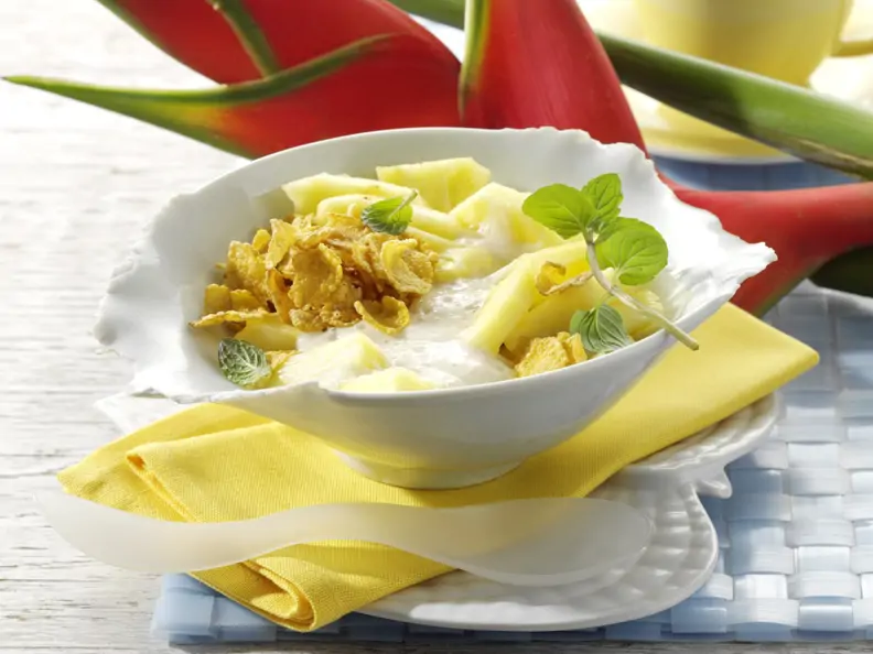 Cornflakes mit Bananen-Zimt-Milch und Ananas
