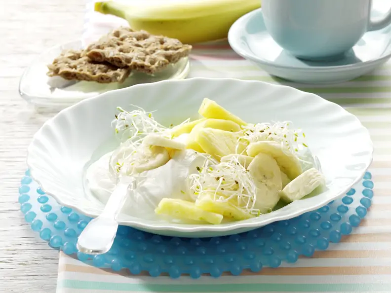 Ananas-Sprossen-Mix auf Joghurt