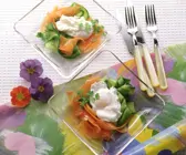 Pochiertes Ei auf Frühlingsgemüse