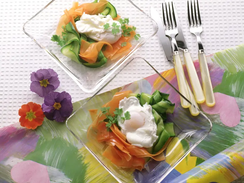 Pochiertes Ei auf Frühlingsgemüse