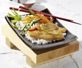 Mariniertes Lachsfilet mit Sushi-Gemüse-Reis