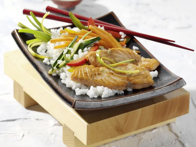 Mariniertes Lachsfilet mit Sushi-Gemüse-Reis