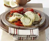Gefüllter Tintenfisch auf gebratenen Tomatenscheiben