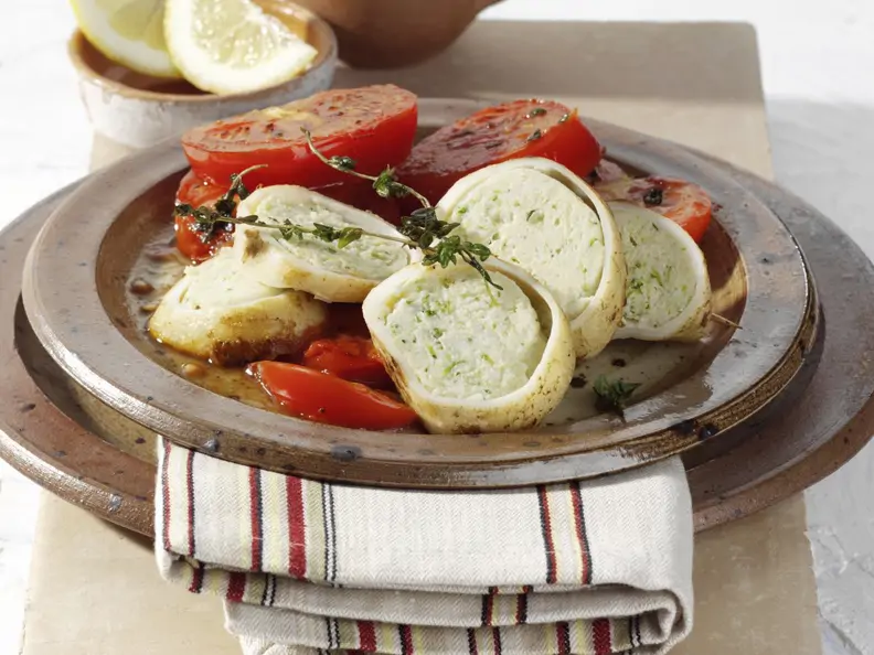 Gefüllter Tintenfisch auf gebratenen Tomatenscheiben