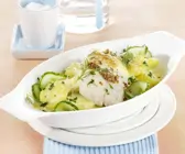 Überbackenes Seelachsfilet auf Kartoffel-Gurken-Gemüse