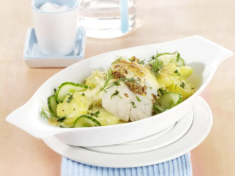 Überbackenes Seelachsfilet auf Kartoffel-Gurken-Gemüse