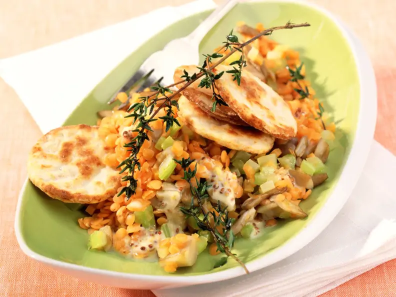 Linsen-Pilz-Salat mit Parmesanplätzchen