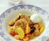 Serviettenknödel mit Backobst-Kompott