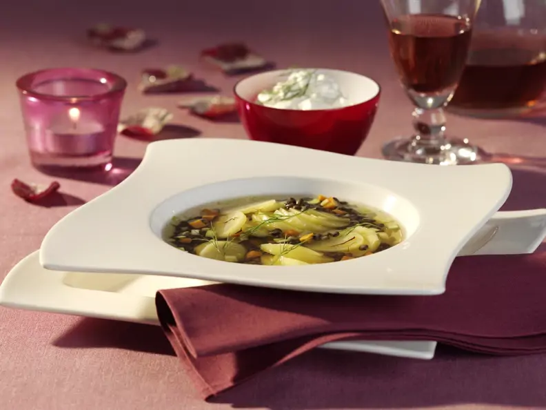 Klare Kartoffelsuppe mit Berglinsen und Dill-Schmand
