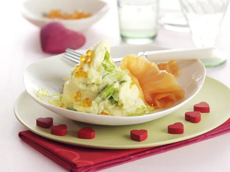 Kartoffelschnee mit Lachskaviar und Räucherlachs