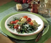 Raukesalat mit Artischocken und Tomaten