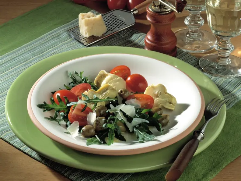 Raukesalat mit Artischocken und Tomaten
