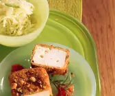 Panierter Schafskäse mit Tomatensauce