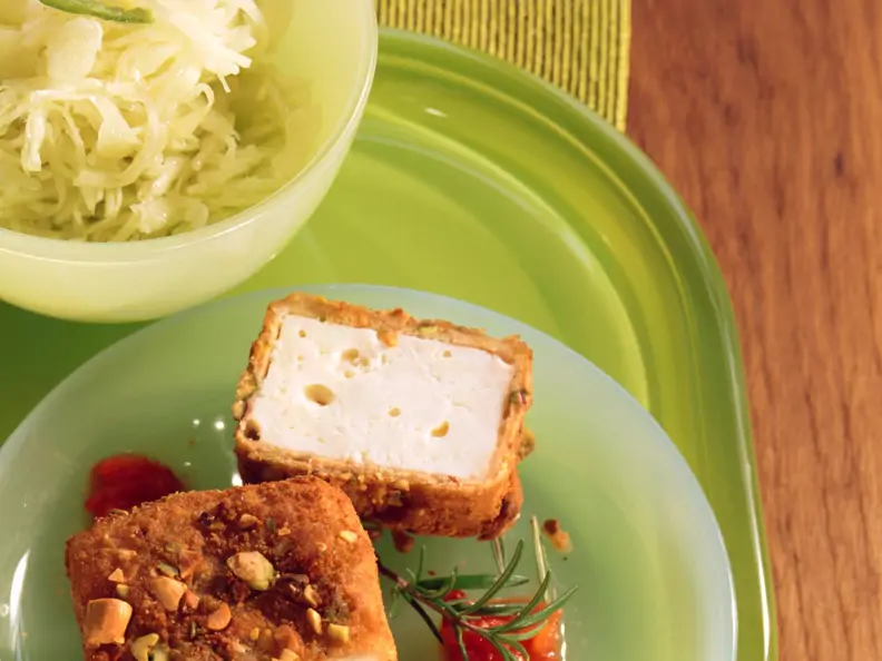Panierter Schafskäse mit Tomatensauce