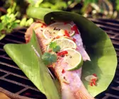 Marinierte Rotbarbe im Bananenblatt vom Grill