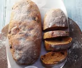 Selbst gebackene Roggen-Ciabatta mit Oliven und getrockneten Tomaten