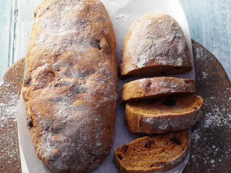 Selbst gebackene Roggen-Ciabatta mit Oliven und getrockneten Tomaten