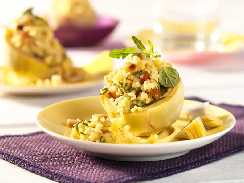 Artischockenböden mit Bulgursalat orientalisch